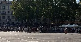 Palio e prima polemica organizzativa: 40 minuti di coda sotto il sole per una bottiglietta d'acqua