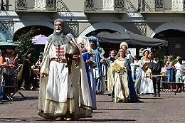 Palio di Asti, oltre 1200 figuranti hanno riportato in vita il Medioevo nell'atteso corteo storico [FOTOGALLERY]