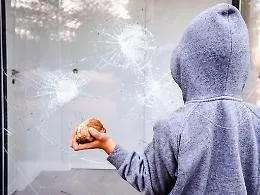Schiamazzi e vandalismi: ad Asti le notti brave di &laquo;ragazzi fuori&raquo;