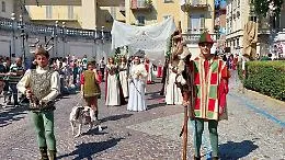 Sulle polemiche per il cane in sfilata risponde il rettore: &laquo;Il segugio stava bene prima, durante e dopo il corteo, era stato dissetato e ha passato i controlli veterinari&raquo;