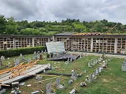 La furia del downburst sul cimitero di Asti: tetti divelti, tombe danneggiate e danni per decine di migliaia di euro [FOTOGALLERY e VIDEO]