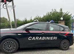 Sorpassa i carabinieri sulla linea continua, lo fermano per fargli la multa e lo trovano con la cocaina