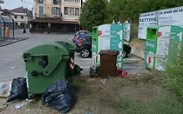 Quei cassonetti sulla statale... cos&igrave; comodi per abbandonarci i rifiuti