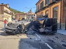 Perde il controllo della guida e si capotta alla rotonda provocando una carambola di auto
