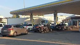 ENI e IP fissano un tetto ai prezzi di gasolio e benzina: gi&agrave; nella mattinata lunghe code alle stazioni di rifornimento