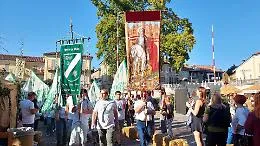 San Martino San Rocco sfila con il Drappo  del Palio di Asti per il Giro della Vittoria