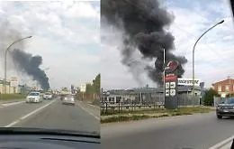 Camioncino con cisterna di gasolio va a fuoco al Consorzio Agrario: colonna di fumo nera
