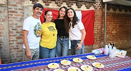 "Eat & Walk", 150 partecipanti alla camminata "abbinata" a piatti di vari Paesi del mondo [FOTO]