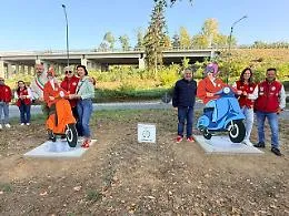 Sulla rotonda di via Spandre inaugurata l'opera artistica "Gli Alfieri in Vespa" [FOTO e VIDEO]