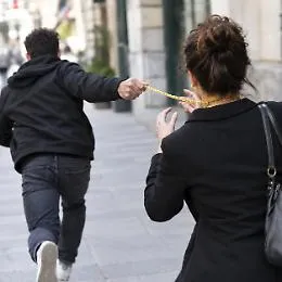 Donna scippata della collana in via Cavour