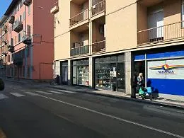 Asti: &laquo;I clienti ubriachi di quel negozio di alcolici aperto fino a tarda notte non ci fanno dormire per urla e risse&raquo;
