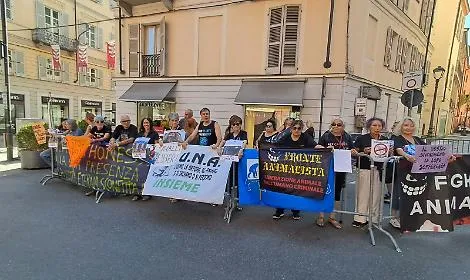 Animalisti sotto le tribune contro la corsa
