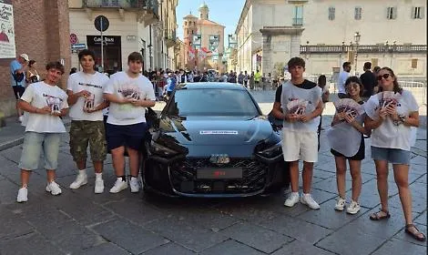 I ragazzi de La Nuova Provincia e Audi aprono la sfilata del Palio