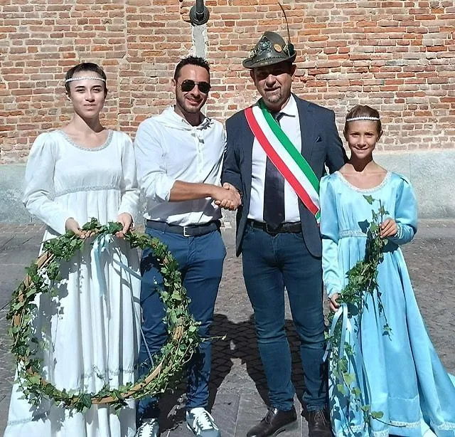 Stretta di mano tra il sindaco di Montechiaro e Gianluca Brancato, rettore del Comitato Palio 