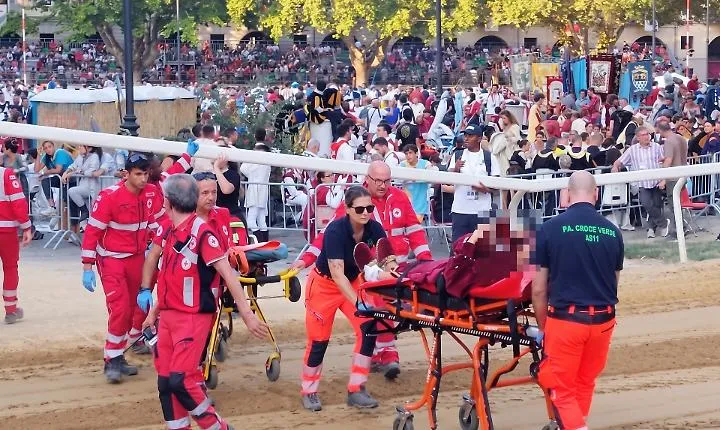 Intervento del 118 durante il Palio di Asti