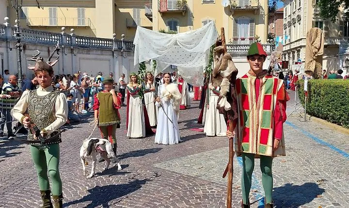 Sulle polemiche riguardanti il cane in sfilata risponde il rettore di San Pietro: &laquo;Il segugio stava bene prima, durante e dopo il corteo, era stato dissetato e ha passato i controlli veterinari&raquo;