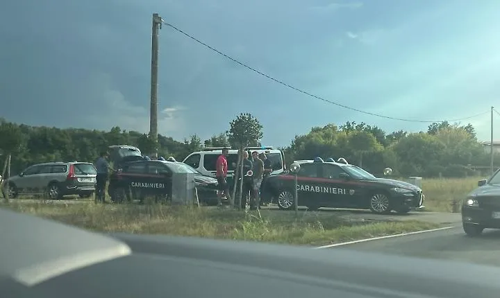 Auto dei carabinieri tamponata durante un inseguimento: nessun ferito