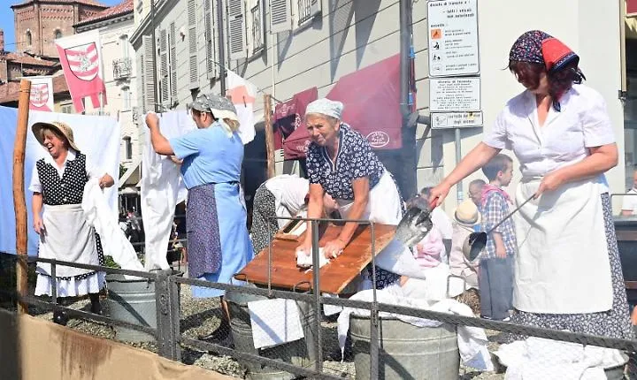 Dalla fabbrica di palloni al boogie woogie ballato per la fine della guerra, dalla carrozza funebre trainata da cavalli ai campi portati sui carri, dalle stalle alle cucine: il corteo contadino del Fe
