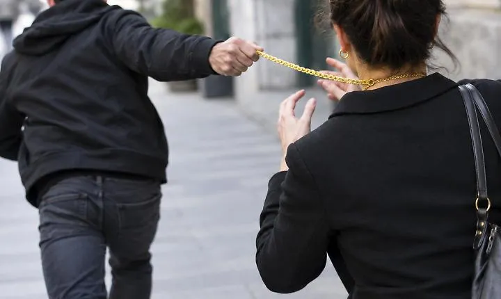 Donna scippata della collana in via Cavour