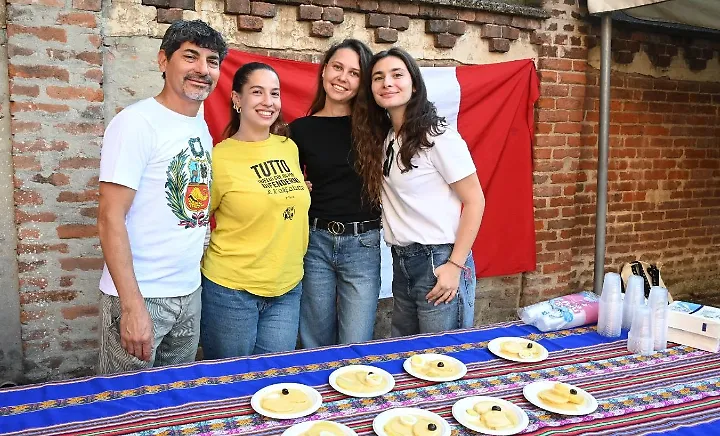 "Eat & Walk", 150 partecipanti alla camminata "abbinata" a piatti di vari Paesi del mondo [FOTO]