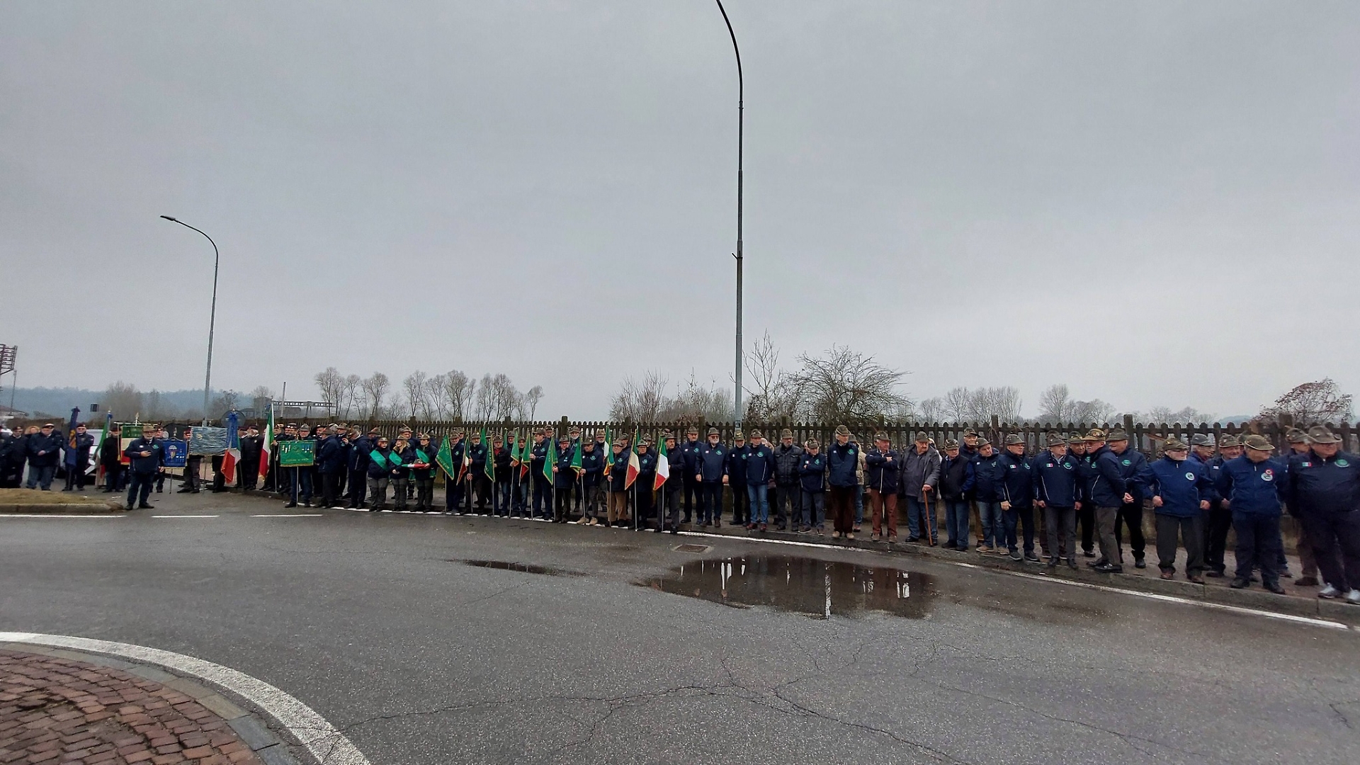 Gli alpini presenti all'inaugurazione della scultura