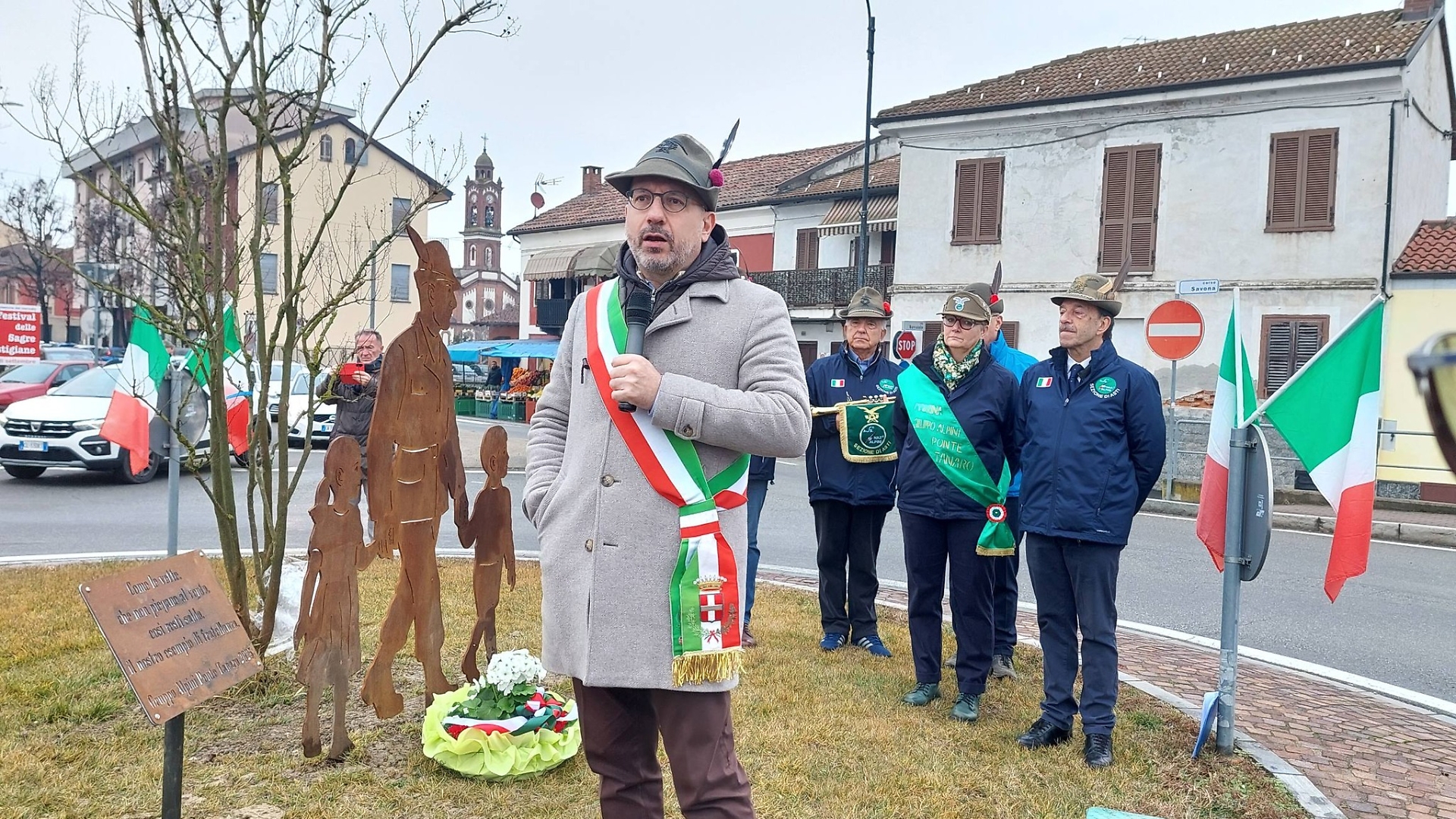 Il sindaco Rasero all'inaugurazione della scultura dedicata agli alpini