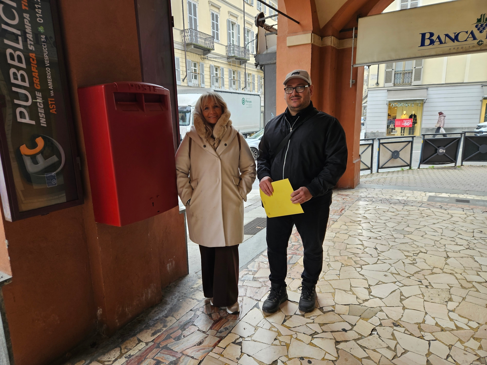 Simonetta Mirabelli e Pietro “Peter” Di Franco davanti alla cassetta delle poste riqualificata